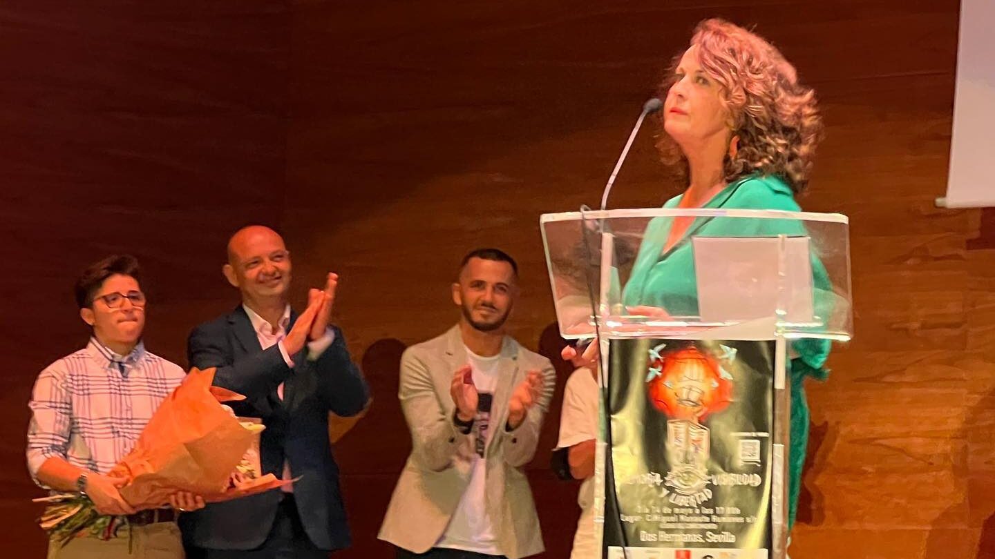 Carla Antonelli receiving the Visibles 2022 price