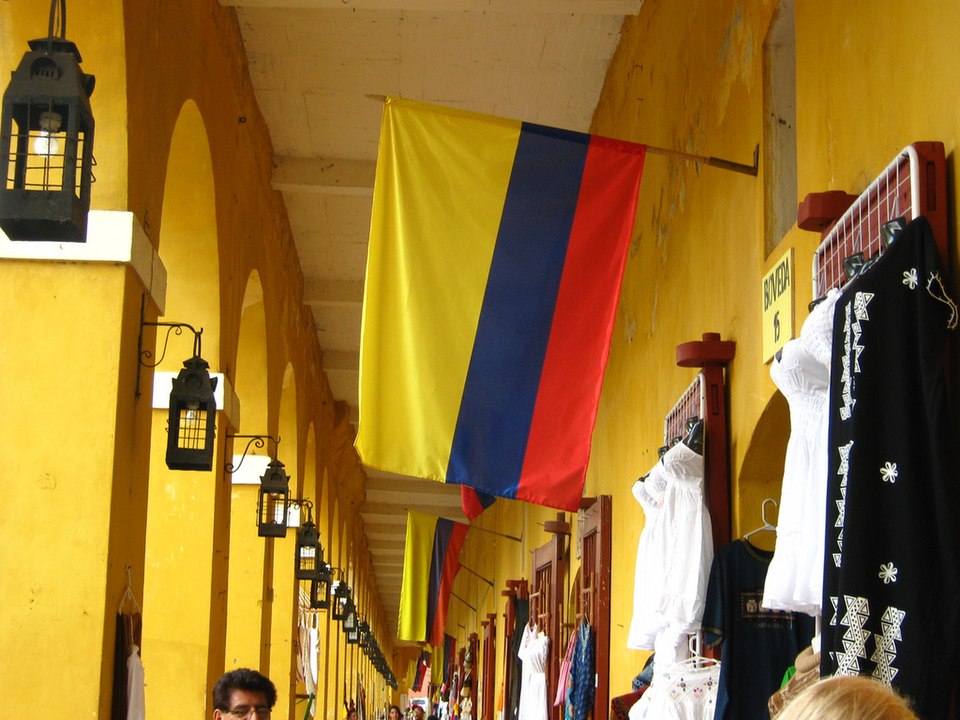 File:Flags of Colombia in Cartagena.jpg