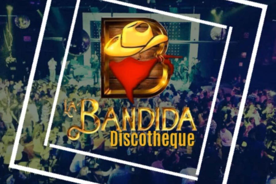 Logo de La Bandida con un sombrero vaquero y un pañuelo, sobre el interior lleno de gente de un club nocturno en Ecatepec.