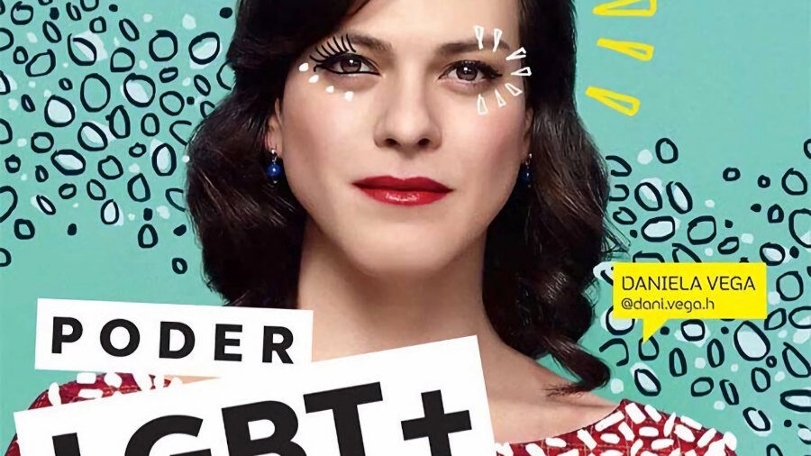 Couverture du magazine S1ngular de juin 2018 avec Daniela Vega, couronne jaune dessinée et fond bleu vif.