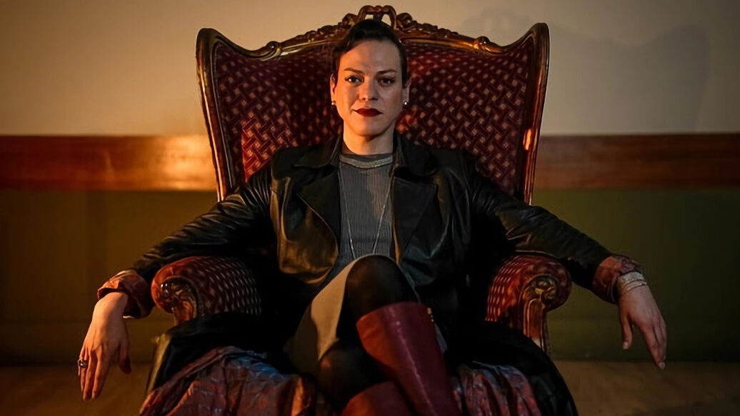 Daniela Vega assise sur un grand fauteuil rouge, en cuir foncé et bottes, prise à Lima pour La República.