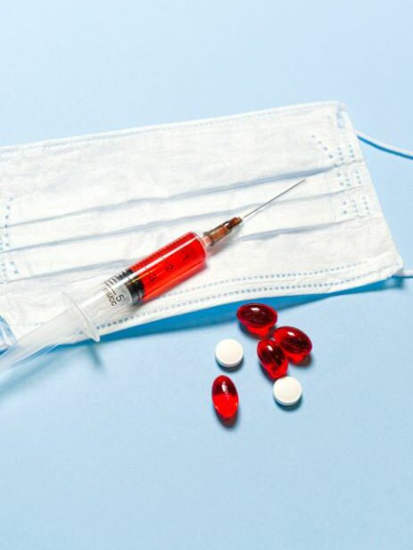 pilules, masque et seringue