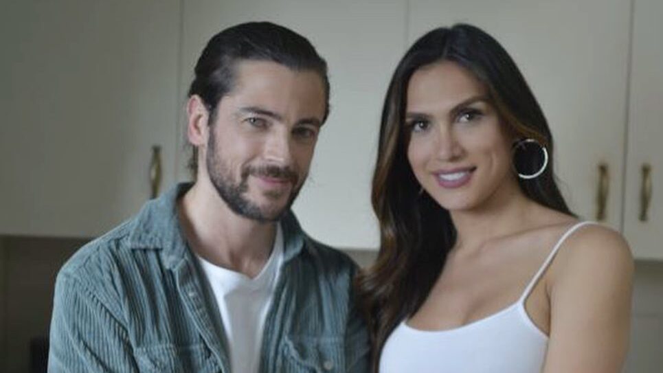 Isabella Santiago et Ángel de Miguel souriant dans une cuisine, tenues décontractées.