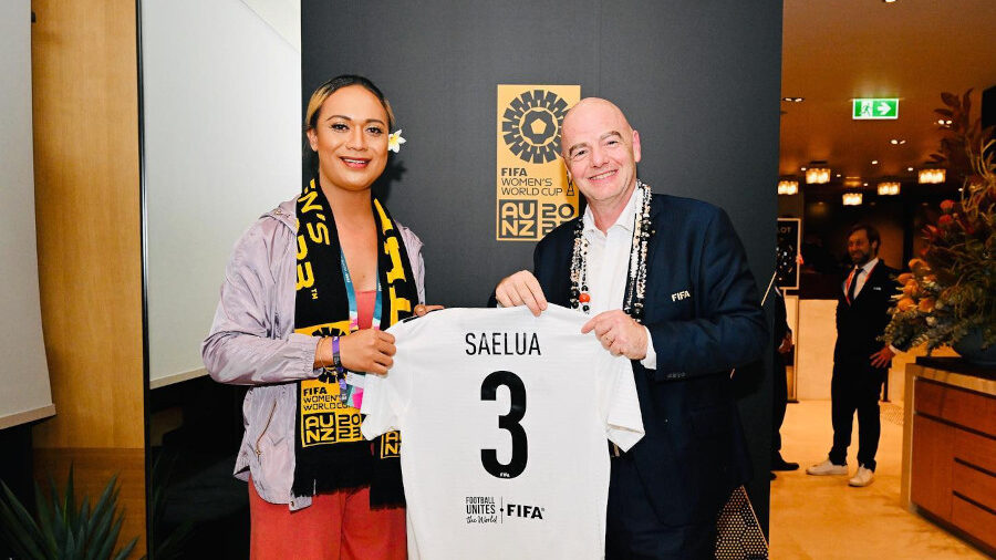 Jaiyah Saelua tenant un maillot de la FIFA avec Infantino à Sydney après la Coupe du Monde féminine 2023.