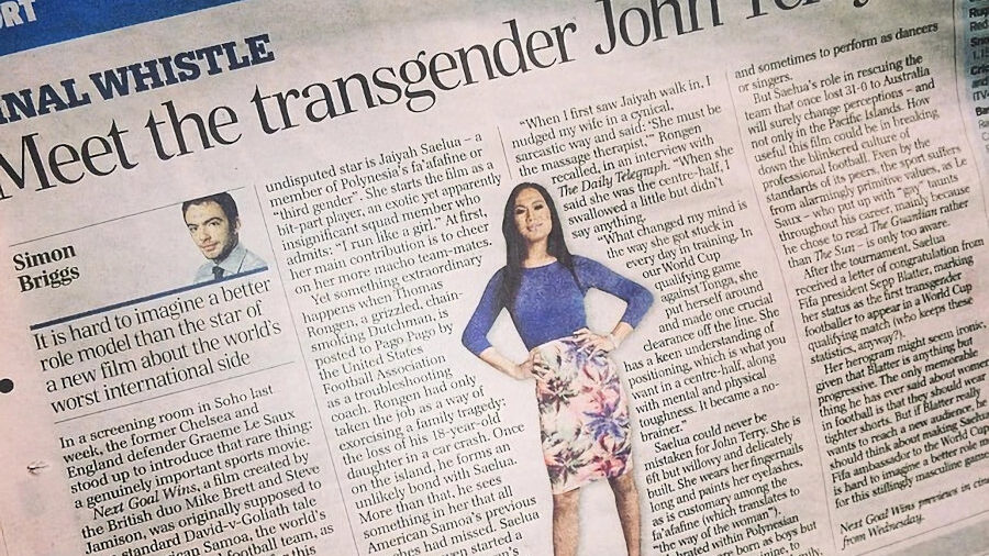 Article du journal The Telegraph montrant Jaiyah Saelua en haut bleu et jupe à fleurs.