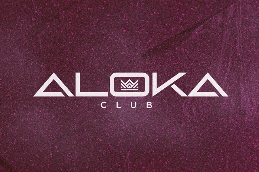 Logotipo em negrito branco do ALOKA CLUB em um fundo magenta brilhante.