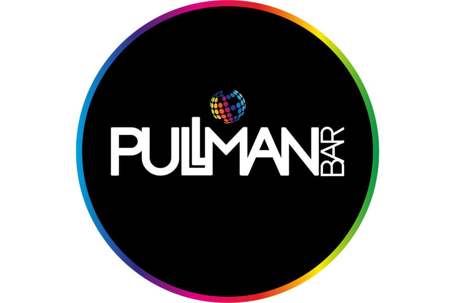 Logo circular del Pullman Bar con un anillo exterior en colores del arcoíris y un ícono de bola de boliche sobre el nombre.