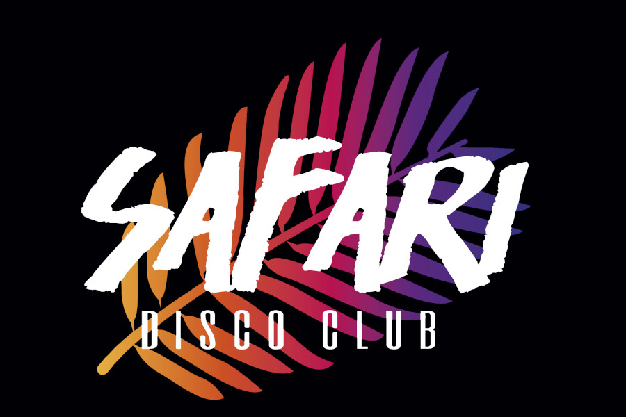 Logo de Safari Disco Club con letras blancas y grandes, y una hoja de palmera con los colores del arcoíris.