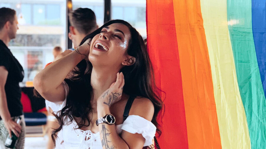 Viktoria Volkova con una bandera LGBT, Praga, República Ceca