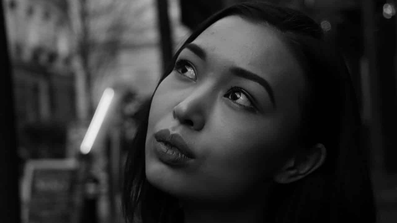 femme transgenre qui pense